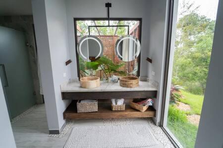 Modern Villa Overlooking Macal River Valley Benque Viejo del Carmen エクステリア 写真